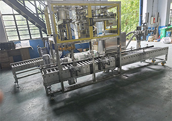 Liquid packaging machine